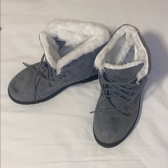 GREY AND WHITE FLUFF BOOTIES - Picture 2 of 4